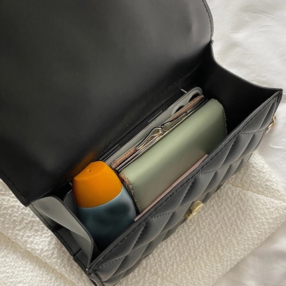 Luxe Black Chain Crossbody Shoulder Bag - Picture 4 of 6